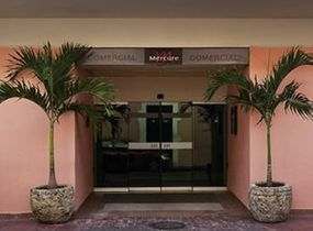 From-the-street-Hotel-Mercure-Entrance